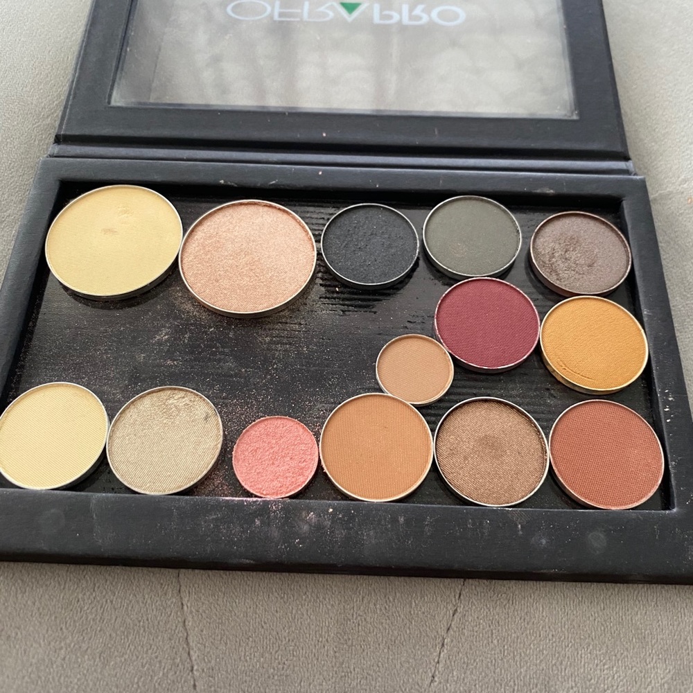 Eye shadow pallet